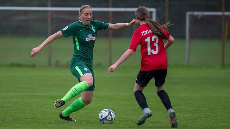 v.li.: Katharina Schiechtl (SV Werder Bremen, 9) im Zweikampf, Duell mit Julie Steckhan (TSV Limmer, 13), Fussball, DFB-Pokal der Frauen, TSV Limmer - SV Werder Bremen, xobx
