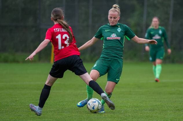 v.li.: Julie Steckhan (TSV Limmer, 13) im Zweikampf, Duell mit Lina Hausicke (SV Werder Bremen, 18), Fussball, DFB-Pokal der Frauen, TSV Limmer - SV Werder Bremen, xobx