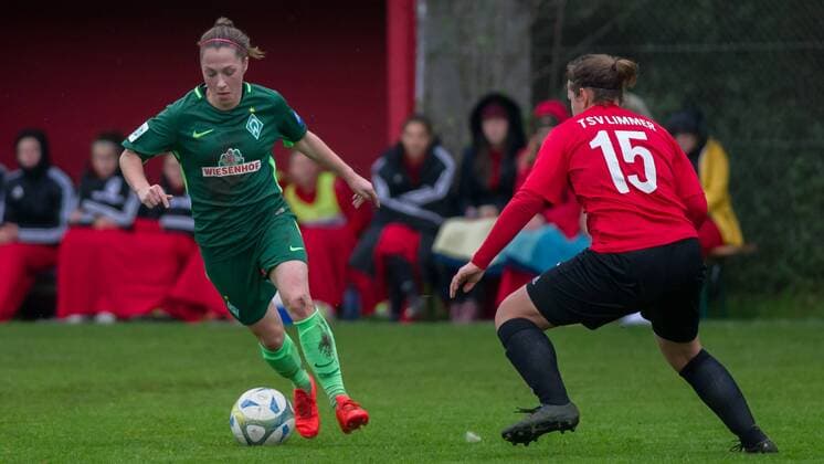 v.li.: Lisa Josten (SV Werder Bremen, 20) im Zweikampf, Duell mit Louisa Less (TSV Limmer, 15), Fussball, DFB-Pokal der Frauen, TSV Limmer - SV Werder Bremen, xobx
