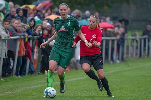 v.li.: Katharina Schiechtl (SV Werder Bremen, 9) im Zweikampf, Duell mit Lara-Sophie Meier (TSV Limmer, 24), Fussball, DFB-Pokal der Frauen, TSV Limmer - SV Werder Bremen, xobx