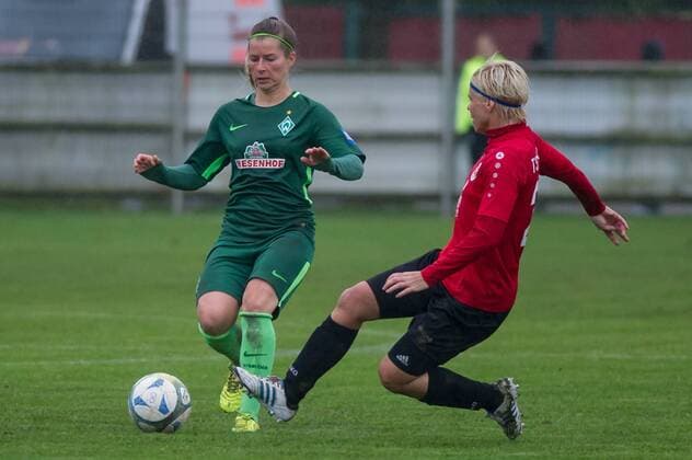 v.li.: Marie-Louise Eta (SV Werder Bremen, 6) im Zweikampf, Duell mit Yvonne Tünnermann (Tuennermann, TSV Limmer, 21), Fussball, DFB-Pokal der Frauen, TSV Limmer - SV Werder Bremen, xobx