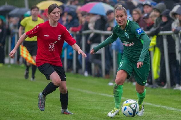 v.li.: Julie Steckhan (TSV Limmer, 13) im Zweikampf, Duell mit Gabriella Toth (SV Werder Bremen, 15), Fussball, DFB-Pokal der Frauen, TSV Limmer - SV Werder Bremen, xobx
