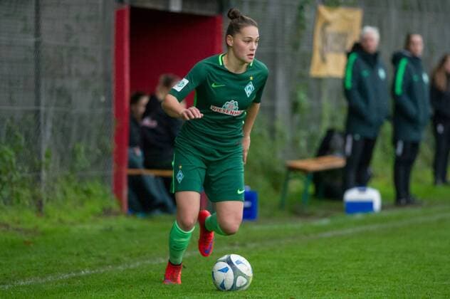 Giovanna Hoffmann (SV Werder Bremen, 17) am Ball, Einzelbild, Aktion, Action, Fussball, DFB-Pokal der Frauen, TSV Limmer - SV Werder Bremen, xobx
