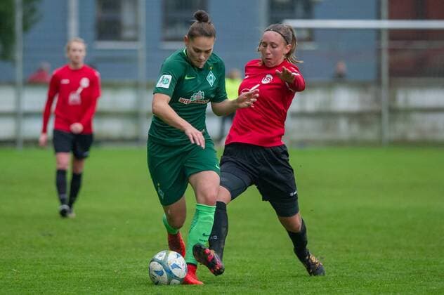 v.li.: Giovanna Hoffmann (SV Werder Bremen, 17) im Zweikampf, Duell mit Denise Baar (TSV Limmer, 19), Fussball, DFB-Pokal der Frauen, TSV Limmer - SV Werder Bremen, xobx