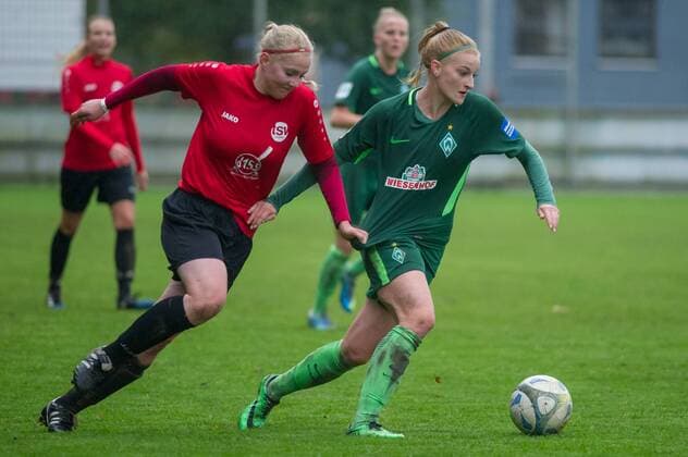 v.li.: Janine Budde (TSV Limmer, 3) im Zweikampf, Duell mit Verena Volkmer (SV Werder Bremen, 16), Fussball, DFB-Pokal der Frauen, TSV Limmer - SV Werder Bremen, xobx