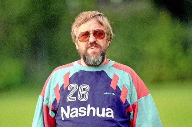 Hans-Dieter Schmidt Trainer bei Hannover 96 - hier im Training am 03.10.1990.