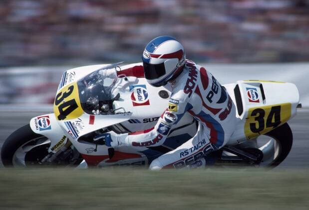 Kevin Schwantz fuhr von 1986 bis 1995 in der Motorrad-wm immer auf Suzuki und immer mit Startnummer 34 die ihm zu Ehren nicht mehr an andere vergeben wurde sein wilder Fahrstil wurde weithin beachtet ebenso sein Ausspruch zu seiner Fahrweise Wenn Du Gott siehst mußt Du bremsen (vorher nicht) HIER 1989 beim GP Deutschland auf dem Hockenheimring