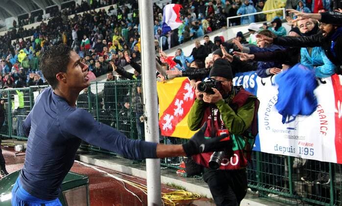 Fußball, WM Quali, Bulgarien - Frankreich 07.10.2017 Sofia Bulgaria-France FIFA World Cup WM Weltmeisterschaft Fussball Russia 2018 European qualifiers men s football Raphaël Varane (L) with France fans :Str 