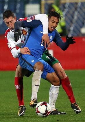Bilder des Tages - SPORT Fußball, WM Quali, Bulgarien - Frankreich 07.10.2017 Sofia Bulgaria-France FIFA World Cup WM Weltmeisterschaft Fussball Russia 2018 European qualifiers men s football Corentin Tolisso(r) France stopped Bozhidar Kraev(L) Bulgaria :Str 