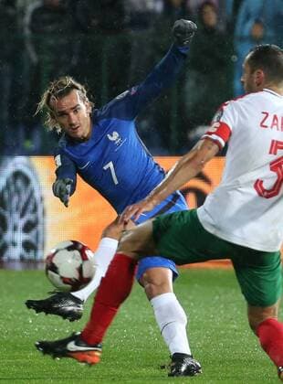 Themen der Woche - SPORT Bilder des Tages - SPORT Fußball, WM Quali, Bulgarien - Frankreich 07.10.2017 Sofia Bulgaria-France FIFA World Cup WM Weltmeisterschaft Fussball Russia 2018 European qualifiers men s football Antoine Griezmann (L) France :Str 