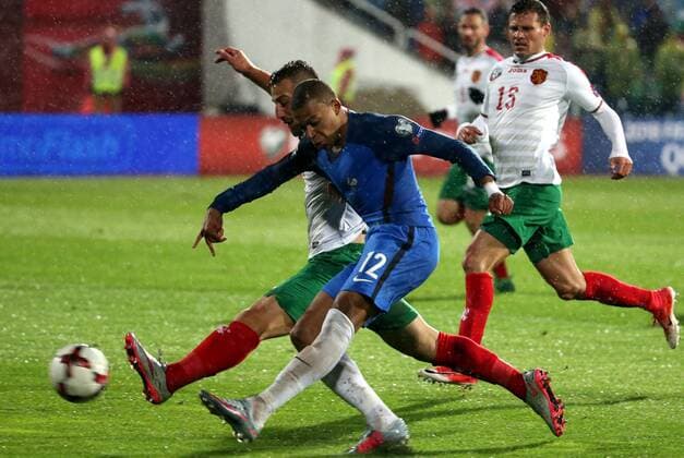 Fußball, WM Quali, Bulgarien - Frankreich 07.10.2017 Sofia Bulgaria-France FIFA World Cup WM Weltmeisterschaft Fussball Russia 2018 European qualifiers men s football Kylian Mbappe (front) France :Str 