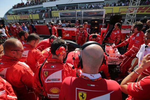 08.10.2017- Race, Ferrari mechanics try to fix Sebastian Vettel (GER) Scuderia Ferrari SF70H problem on the grid Japanese Grand Prix, Suzuka 05 - 08 October 2017 08.10.2017- Race, Ferrari mechanics try to fix Sebastian Vettel (GER) Scuderia Ferrari SF70H problem on the grid 