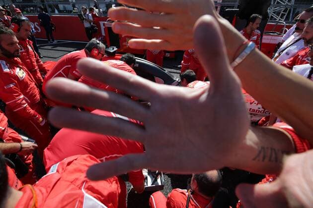 08.10.2017- Race, Ferrari mechanics try to fix Sebastian Vettel (GER) Scuderia Ferrari SF70H problem on the grid Japanese Grand Prix, Suzuka 05 - 08 October 2017 08.10.2017- Race, Ferrari mechanics try to fix Sebastian Vettel (GER) Scuderia Ferrari SF70H problem on the grid 