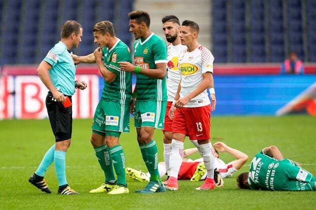 Salzburg, Oesterreich, 10.9.2017, Fussball, Tipico Fussball Bundesliga - FC Red Bull Salzburg vs SK Rapid Wien. Bild zeigt Schiedsrichter Dieter Muckenhammer, Stefan Schwab (SCR), Joelinton (SCR) und Hannes Wolf (RBS). 10 09 17, Salzburg, Austria, Sport, Soccer, Tipico Fussball Bundesliga - FC Red Bull Salzburg vs SK Rapid Wien. Image shows Schiedsrichter Dieter Muckenhammer, Stefan Schwab (SCR), Joelinton (SCR) und Hannes Wolf (RBS). 170910_SEPA_01_005.jpg xsmmpJPGx