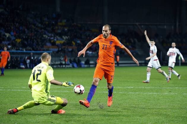 BORISOV, 07-10-2017 , Stadion Borisov Arena , WK-kwalificatiewedstrijd (Belarus) Wit Rusland - Nederland 1-3. Bas Dost in duel met Belarus-keeper Sergei Chernik Wit Rusland - Nederland  x1750277x