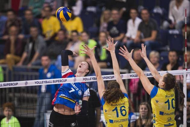 Hannover, Deutschland, 08.10.2017: Renata Sandor (Stuttgart 7) gegen den Block aus Marie Schölzel Schoelzel (Schwerin 16) und Denise Hanke (Schwerin 10) beim Spiel zwischen SSC Palmberg Schwerin und Allianz MTV Stuttgart beim Volleyball Supercup 2017.
