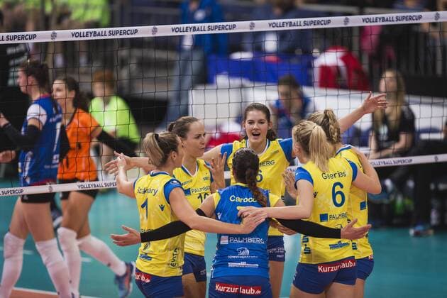 Hannover, Deutschland, 08.10.2017: Jubel Schwerin beim Spiel zwischen SSC Palmberg Schwerin und Allianz MTV Stuttgart beim Volleyball Supercup 2017.