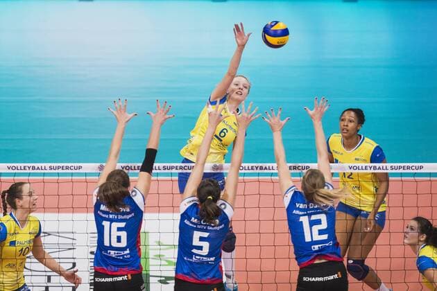 Hannover, Deutschland, 08.10.2017: Jennifer Geerties (Schwerin 6) gegen den Block aus Michaela Mlejnkova (Stuttgart 16), Mallory Grace McCage (Stuttgart 5) und Deborah van Daelen (Stuttgart 12) beim Spiel zwischen SSC Palmberg Schwerin und Allianz MTV Stuttgart beim Volleyball Supercup 2017.