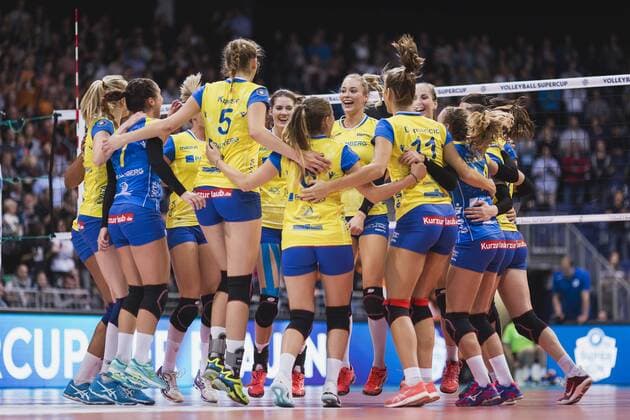 Hannover, Deutschland, 08.10.2017: Schwerin gewinnt beim Spiel zwischen SSC Palmberg Schwerin und Allianz MTV Stuttgart beim Volleyball Supercup 2017.