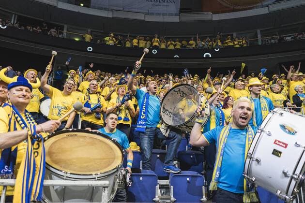 Hannover, Deutschland, 08.10.2017: Fanblock Schwerin beim Spiel zwischen SSC Palmberg Schwerin und Allianz MTV Stuttgart beim Volleyball Supercup 2017.