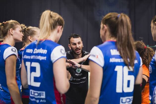 Hannover, Deutschland, 08.10.2017: Trainer Giannis Athanasopoulos (Stuttgart) beim Spiel zwischen SSC Palmberg Schwerin und Allianz MTV Stuttgart beim Volleyball Supercup 2017.