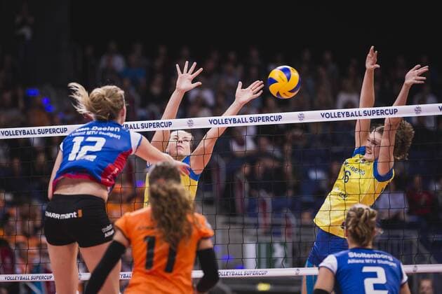 Hannover, Deutschland, 08.10.2017: Lauren Barfield (Schwerin 12) gegen den Block aus Pia Kästner Kaestner (Stuttgart 10) und Marie Schölzel Schoelzel (Schwerin 16) beim Spiel zwischen SSC Palmberg Schwerin und Allianz MTV Stuttgart beim Volleyball Supercup 2017.