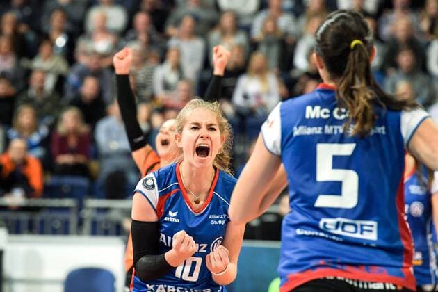 Volleyball Supercup Frauen, Pokalsieger Allianz MTV Stuttgart vs Meister SSC Palmberg Schwerin, 08.10.2017 Allianz MTV Stuttgart, Volleyball, Bundesliga, Damen, Saison 2017 18, Supercup (in blau), gegen SSC Palmberg Schwerin (in gelb), Pia Kaestner jubelt mit Molly McCage, rechts FOTO: TOM BLOCH xtbx