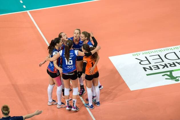 Volleyball Supercup Frauen, Pokalsieger Allianz MTV Stuttgart vs Meister SSC Palmberg Schwerin, 08.10.2017 Allianz MTV Stuttgart, Volleyball, Bundesliga, Damen, Saison 2017 18, Supercup (in blau), gegen SSC Palmberg Schwerin (in gelb), Stuttgarter Jubel um 16 Michaela Mlejnkova, dann links Micheli Tomazela Pissinato, Deborah van Daelen, Femke Stoltenborg, Nika Daalderop Teodora Pusic FOTO: TOM BLOCH xtbx