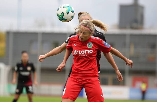 08.10.2017 xcex Deutschland, Leverkusen, Fussball, Frauenfussball DFB Pokal 2. Runde Saison 2017 2018 Bayer 04 Leverkusen gegen 1. FFC Frankfurt Kathrin Hendrich (Frankfurt) im Kopfballduell