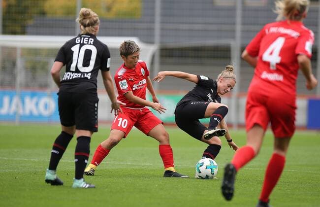 08.10.2017 xcex Deutschland, Leverkusen, Fussball, Frauenfussball DFB Pokal 2. Runde Saison 2017 2018 Bayer 04 Leverkusen gegen 1. FFC Frankfurt Kumi Yokoyama (Frankfurt) gegen Hendrike Sahlmann (Leverkusen)