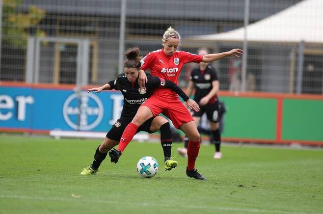 08.10.2017 xcex Deutschland, Leverkusen, Fussball, Frauenfussball DFB Pokal 2. Runde Saison 2017 2018 Bayer 04 Leverkusen gegen 1. FFC Frankfurt Jessica Wich (Leverkusen) gegen Kathrin Hendrich (Frankfurt)