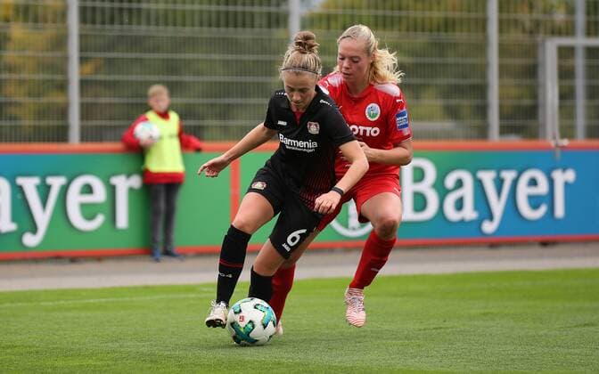 08.10.2017 xcex Deutschland, Leverkusen, Fussball, Frauenfussball DFB Pokal 2. Runde Saison 2017 2018 Bayer 04 Leverkusen gegen 1. FFC Frankfurt Henrike Sahlmann (Leverkusen) gegen Janina Hechler (Frankfurt)