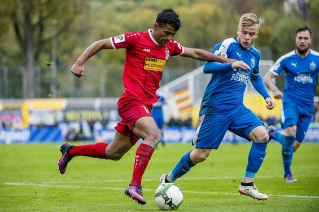 FUSSBALL KÖSTRITZER THÜRINGENPOKAL 2017 JENA-ERFURT 08 10 2017 - Jena: Ahmed Waseem Razeek 18 (FC Rot-Weiß Erfurt) gegen Guillaume Cros 3 (FC Carl Zeiss Jena) im Köstritzer Landespokal Thüringen zwischen dem FC Carl Zeiss Jena und dem FC Rot-Weiß Erfurt am 8. Oktober 2017 in Jena. _________________