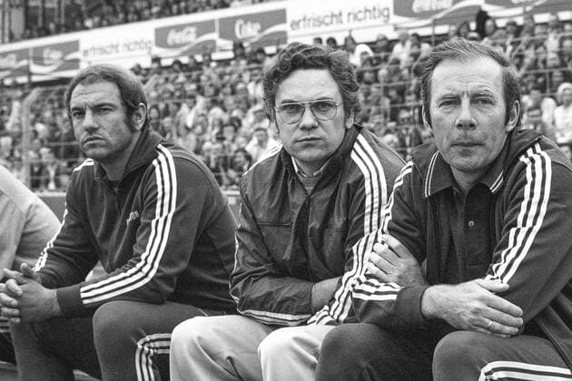 Dietrich Weise re, Trainer von Eintracht Frankfurt. Aus Eintracht Braunschweig gegen Eintracht Frankfurt 2-0 am 14.06.1975.