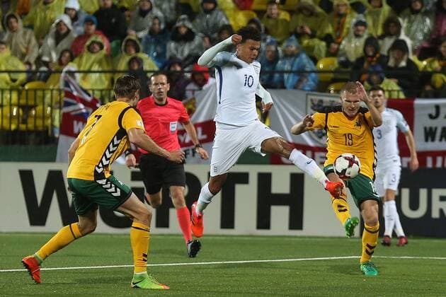 Bilder des Tages - SPORT Lithuania v England 2018 FIFA World Cup WM Weltmeisterschaft Fussball Qualifying Dele Alli of England is fouled by Ovidijus Verbickas of Lithuania and Referee Orel Grinfeld awards a penalty to England during the 2018 FIFA World Cup Qualifying match at LFF Stadium, Vilnius Content Not Available For UK Newspapers Copyright: xPaulxChestertonx FIL-10791-0059