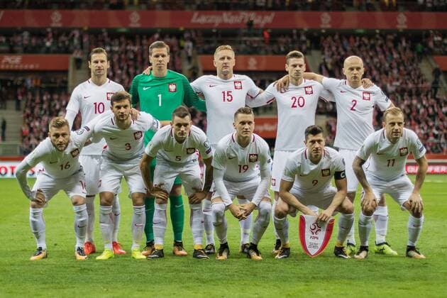 WARSZAWA 08.10.2017 MECZ ELIMINACJE DO MISTRZOSTW SWIATA 2018 GRUPA E: POLSKA - CZARNOGORA --- FIFA World Cup WM Weltmeisterschaft Fussball 2018 QUALIFYING ROUND GROUP E MATCH IN WARSAW: POLAND - MONTENEGRO NZ ZDJECIE DRUZYNOWE GORNY RZAD OD LEWEJ : GRZEGORZ KRYCHOWIAK WOJCIECH SZCZESNY KAMIL GLIK LUKASZ PISZCZEK MICHAL PAZDAN DOLNY RZAD OD LEWEJ : JAKUB BLASZCZYKOWSKI BARTOSZ BERESZYNSKI KRZYSZTOF MACZYNSKI PIOTR ZIELINSKI ROBERT LEWANDOWSKI KAMIL GROSICKI FOT MICHAL STAWOWIAK FOKUSMEDIA.COM.PL NEWSPIX.PL --- Newspix.pl  171008MIS522