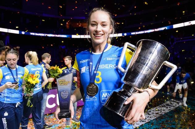 08.10.2017, TUI Arena, Hannover Volleyball, Supercup, Siegerehrung Louisa Lippmann ( 3 Schwerin) mit Trophy Pokal