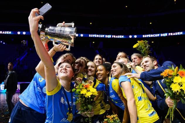 08.10.2017, TUI Arena, Hannover Volleyball, Supercup, Siegerehrung Sieger Gewinner Supercup 2017 Selfie SSC Palmberg Schwerin Frauen