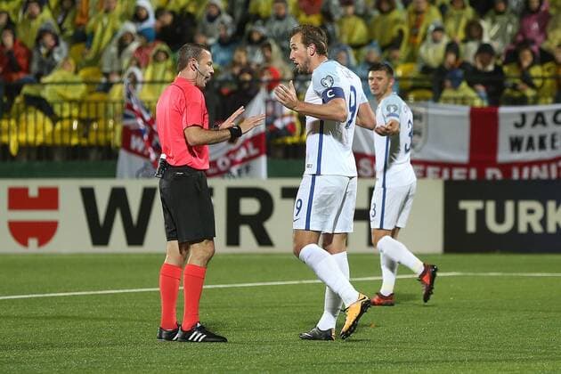 Lithuania v England 2018 FIFA World Cup WM Weltmeisterschaft Fussball Qualifying Referee Orel Grinfeld speaks to Harry Kane of England during the 2018 FIFA World Cup Qualifying match at LFF Stadium, Vilnius Content Not Available For UK Newspapers Copyright: xPaulxChestertonx FIL-10791-0071