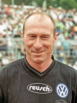 Aus 1.BL Saison 1998 1999 am 15.08.1998 VfL Wolfsburg (Grün) gegen Bayern München 0:1. Im Foto: VfL WOB. Trainer Wolfgang Wolf