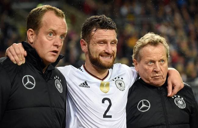 Themen der Woche - SPORT Bilder des Tages - SPORT 08.10.2017, xpsx, Fussball WM Qualifikation, Deutschland - Aserbaidschan, emspor, v.l. verletzung Shkodran Mustafi (Deutschland Germany) Kaiserslautern