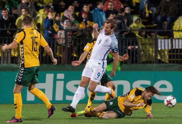 (171009) -- VILNIUS, Oct. 9, 2017 -- Harry Kane (C) of England vies with Edvinas Girdvainis (L) of Lithuania during the FIFA World Cup WM Weltmeisterschaft Fussball European Qualifying Group F match between Lithuania and England in Vilnius, Lithuania, on Oct. 8, 2017. England won 1-0. ) (SP)LITHUANIA-VILNIUS-WORLD CUP QUALIFIER-LITHUANIA VS ENGLAND AlfredasxPliadis 