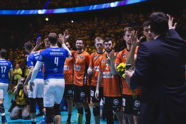 Hannover, Deutschland, 08.10.2017: Friedrichshafener Spieler klatschen mit den frustrierten Berliner Spielern ab nach dem Spiel zwischen VfB Friedrichshafen und Berlin Recycling Volleys beim Volleyball Supercup 2017.
