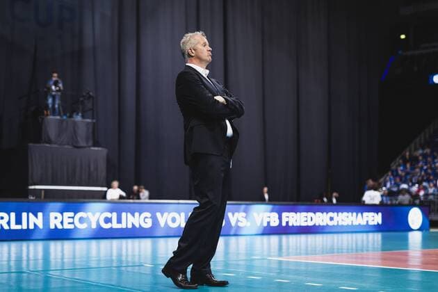 Hannover, Deutschland, 08.10.2017: Trainer Vital Heynen (Friedrichshafen) beim Spiel zwischen VfB Friedrichshafen und Berlin Recycling Volleys beim Volleyball Supercup 2017.