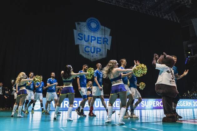 Hannover, Deutschland, 08.10.2017: Spieler aus Friedrichshafen auf dem Weg zur Siegerehrung nach dem Spiel zwischen VfB Friedrichshafen und Berlin Recycling Volleys beim Volleyball Supercup 2017.
