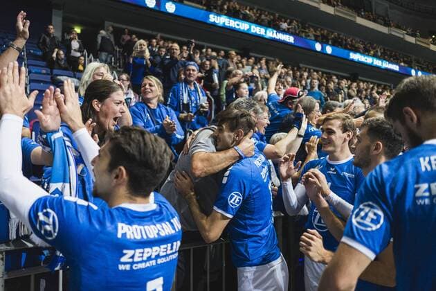 Hannover, Deutschland, 08.10.2017: Spieler aus Friedrichshafen feiern mit den Fans nach dem Spiel zwischen VfB Friedrichshafen und Berlin Recycling Volleys beim Volleyball Supercup 2017.