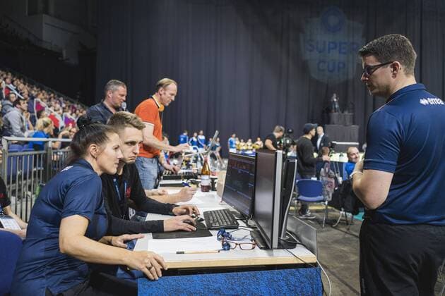 Hannover, Deutschland, 08.10.2017: Schiedsrichter bei einem Videobeweis beim Spiel zwischen VfB Friedrichshafen und Berlin Recycling Volleys beim Volleyball Supercup 2017.