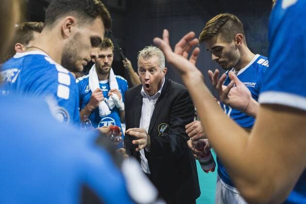 Hannover, Deutschland, 08.10.2017: Trainer Vital Heynen (Friedrichshafen) beim Spiel zwischen VfB Friedrichshafen und Berlin Recycling Volleys beim Volleyball Supercup 2017.