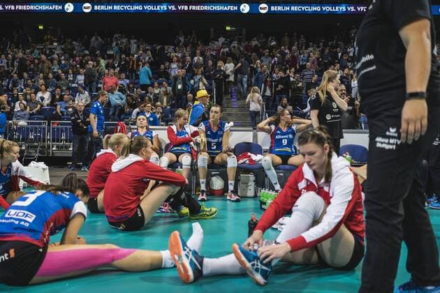 Hannover, Deutschland, 08.10.2017: Spielerinnen des MTV Stuttfart sind frustriert nach dem Spiel zwischen SSC Palmberg Schwerin und Allianz MTV Stuttgart beim Volleyball Supercup 2017.