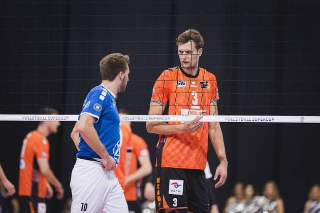 Hannover, Deutschland, 08.10.2017: Simon Tischer (Friedrichshafen 10) und Robert Kromm (BR Volleys 3) diskutieren beim Spiel zwischen VfB Friedrichshafen und Berlin Recycling Volleys beim Volleyball Supercup 2017.